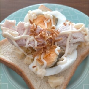 じゃがいも＆サラダチキン＆卵のチーズトースト